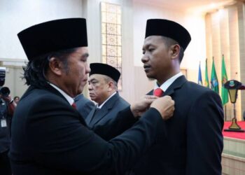 Pj Gubernur Banten Al Muktabar Lantik Komisioner KI dan BPSK