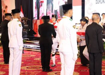 Terima Duplikat Bendera, Pj Gubernur Banten Al Muktabar: Kita Akan Jaga dan Kibarkan