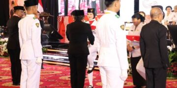 Terima Duplikat Bendera, Pj Gubernur Banten Al Muktabar: Kita Akan Jaga dan Kibarkan