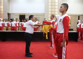 Serahkan Duplikat Bendera Pusaka, Pj Gubernur Banten Al Muktabar: Harus Dijaga Bersama