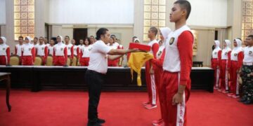 Serahkan Duplikat Bendera Pusaka, Pj Gubernur Banten Al Muktabar: Harus Dijaga Bersama