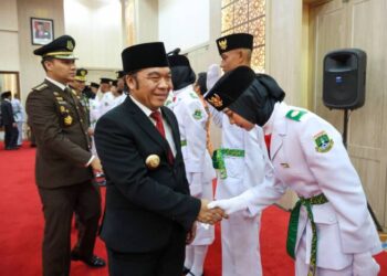 Pj Gubernur Al Muktabar Kukuhkan Paskibraka Provinsi Banten Tahun 2024