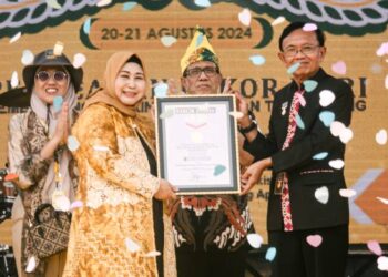 Pecahkan Rekor Muri Bentangan Kain Sasirangan, Ketua PWI Pusat Puji Inisiatif Pemprov Kalsel
