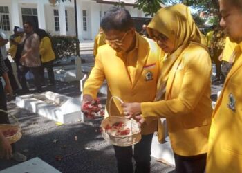 HUT Golkar ke 60, Calon Wali Kota Tangerang Sachrudin Tabur Bunga di TMP Taruna