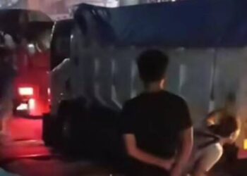 Truk Mogok di Perlintasan Rel Kereta Stasiun Serpong, Perjalanan Terganggu