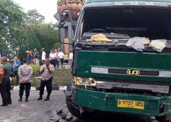 Gegara Ugal-Ugalan Sopir Truk Kontainer Babak Belur Dihajar Massa di Tangerang