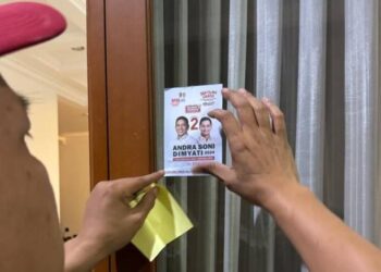 Relawan RPAD Kenalkan Andra Soni-Dimyati Melalui Stikerisasi di Tangerang Selatan