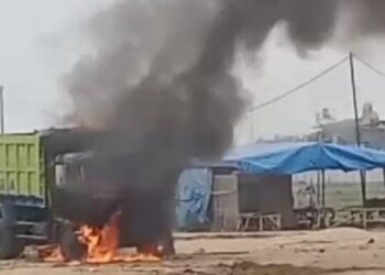 Truk Tanah Tabrak Sepeda Motor di Teluknaga Tangerang Diamuk Massa