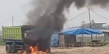 Truk Tanah Tabrak Sepeda Motor di Teluknaga Tangerang Diamuk Massa