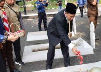 Hari Pahlawan, Ketua DPRD Kota Tangerang Tabur Bunga di TMP Taruna