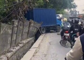 Truk Mogok di Tanjakan Parakan Pamulang, Macetnya Mengular Sampai Serpong