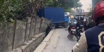 Truk Mogok di Tanjakan Parakan Pamulang, Macetnya Mengular Sampai Serpong