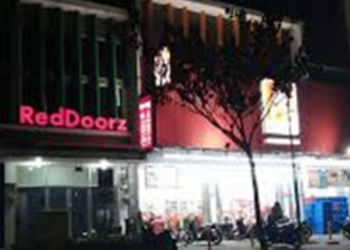 Warga Gerebek RedDoorz Ciputat Diduga Jadi Sarang Prostitusi Online