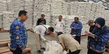 Pastikan ketersediaan Pangan Cukup di Akhir Tahun, Pemkot Tangerang Cek Kualitas Beras di Bulog