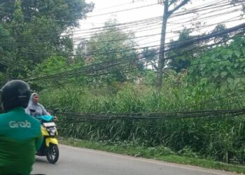 Kabel Listrik dan Fiber Optik Semrawut dan Menjuntai di Jalan Raya Puspiptek Tangsel