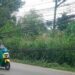 Kabel Listrik dan Fiber Optik Semrawut dan Menjuntai di Jalan Raya Puspiptek Tangsel