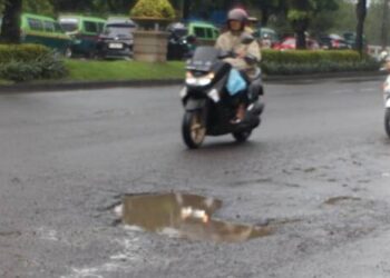 Lubang dan Debu Ancam Pengguna Jalan di Tangerang Selatan