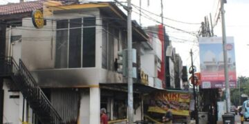 Kebakaran Hanguskan Gerai Ayam Crisbar Ciputat Timur