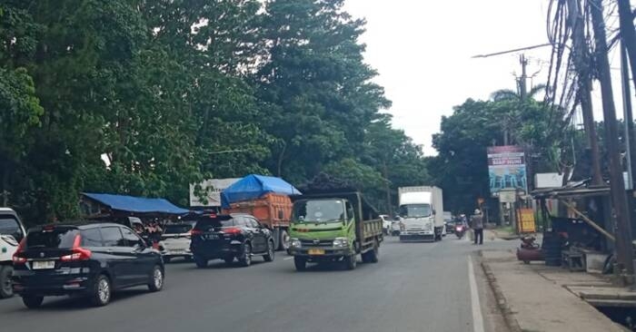 Truk Tronton Muncul di Luar Jam Operasional di Tangsel, Begini Respon Warga dan Pengguna Jalan Raya!