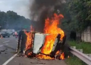 Mobil Terbakar Hebat di Tol Tangerang-Merak Usai Tabrak Bus Murni