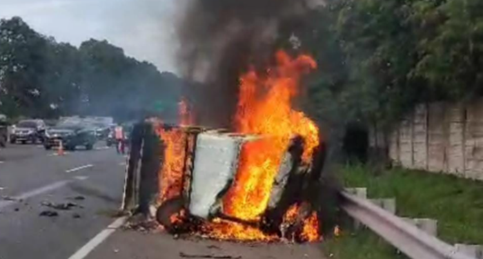 Mobil Terbakar Hebat di Tol Tangerang-Merak Usai Tabrak Bus Murni