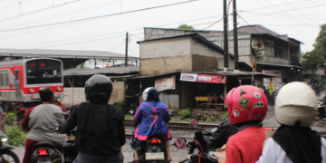Perlintasan Rel Kereta Api Dekat Stasiun Rawa Buntu Tanpa Palang Pintu!