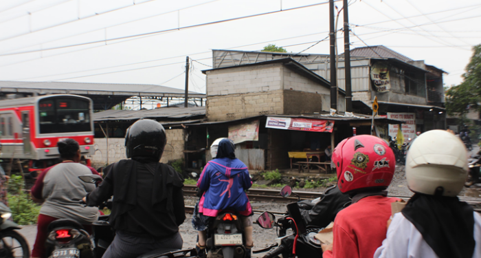 Perlintasan Rel Kereta Api Dekat Stasiun Rawa Buntu Tanpa Palang Pintu!