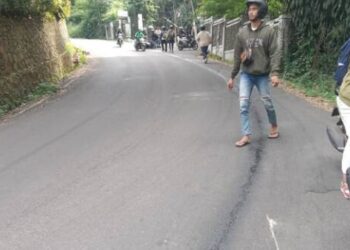 Lima Motor Terjatuh Akibat Tumpahan Solar di Tanjakan Jalan Cipayung Girang, Bogor