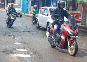 Jalan Berlubang Hiasi Akses Menuju Kodiklat TNI di Buaran Serpong