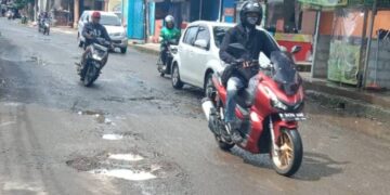 Jalan Berlubang Hiasi Akses Menuju Kodiklat TNI di Buaran Serpong