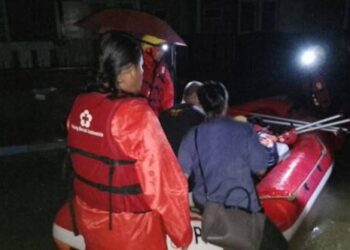 PMI Kota Tangerang Terjunkan Satgana Evakuasi Korban Banjir di Perumahan Bandara Mas