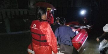 PMI Kota Tangerang Terjunkan Satgana Evakuasi Korban Banjir di Perumahan Bandara Mas