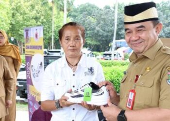 Sekda Kabupaten Tangerang Ajak ASN Kenakan Sepatu Batik untuk Dukung UMKM Lokal