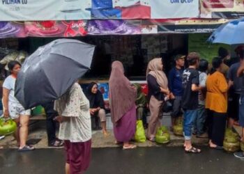 Warga Serpong Utara Rela Hujan-hujanan Demi Gas Elpiji 3 Kg