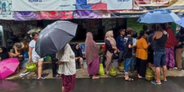 Warga Serpong Utara Rela Hujan-hujanan Demi Gas Elpiji 3 Kg