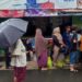 Warga Serpong Utara Rela Hujan-hujanan Demi Gas Elpiji 3 Kg