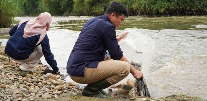 Garuda Indonesia Gelar Aksi Bersih Sungai Ciliwung dan Resmikan Fasilitas Sanitasi