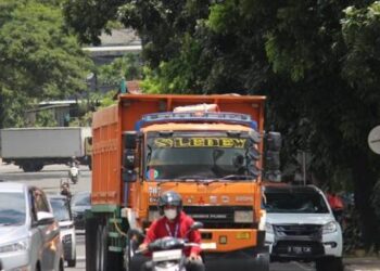 Truk Tronton Semakin Bebas Lalu Lalang di Luar Jam Operasioanal di Rawa Buntu Tangsel