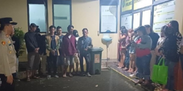 Polisi Amankan 27 Orang Dan Sita Miras HIngga Alat Kontrasepsi Saat Gerebek Tempat Hiburan Malam di Setu Tangerang Selatan