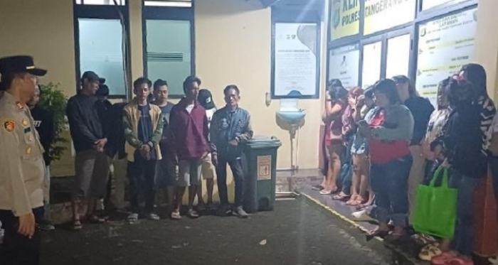 Polisi Amankan 27 Orang Dan Sita Miras HIngga Alat Kontrasepsi Saat Gerebek Tempat Hiburan Malam di Setu Tangerang Selatan