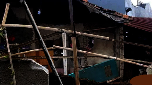 Rumah Warga di Sepatan Tangerang Ambruk