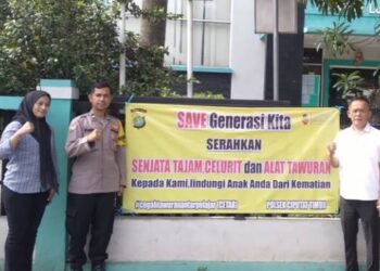 Cegah Tawuran, Warga Jombang Ciputat Sukarela Serahkan Senjata Tajam Kepada Polisi