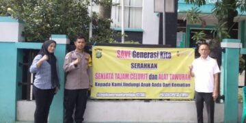 Cegah Tawuran, Warga Jombang Ciputat Sukarela Serahkan Senjata Tajam Kepada Polisi