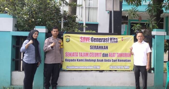 Cegah Tawuran, Warga Jombang Ciputat Sukarela Serahkan Senjata Tajam Kepada Polisi