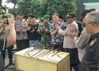 Penyerahan Senjata Tajam Oleh Warga Ciptim ke Polisi berawal Dari Aksi Tawuran di Kelurahan Sawah