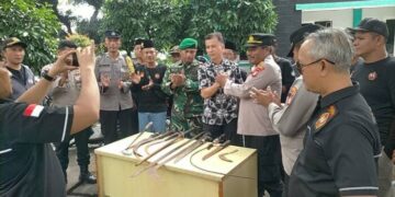 Penyerahan Senjata Tajam Oleh Warga Ciptim ke Polisi berawal Dari Aksi Tawuran di Kelurahan Sawah