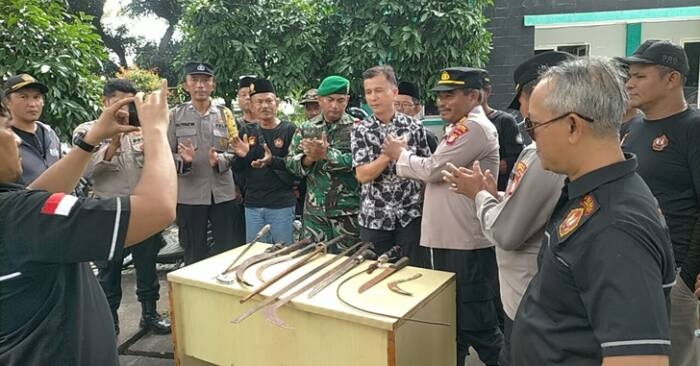Penyerahan Senjata Tajam Oleh Warga Ciptim ke Polisi berawal Dari Aksi Tawuran di Kelurahan Sawah