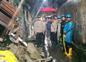Pondasi Dua Rumah Terbawa Longsor di Ciputat Timur