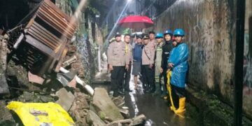 Pondasi Dua Rumah Terbawa Longsor di Ciputat Timur