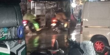 Pengendara Motor Tergelincir di Jalan Raya Cisauk-Rumpin, Diduga Akibat Jalan Licin